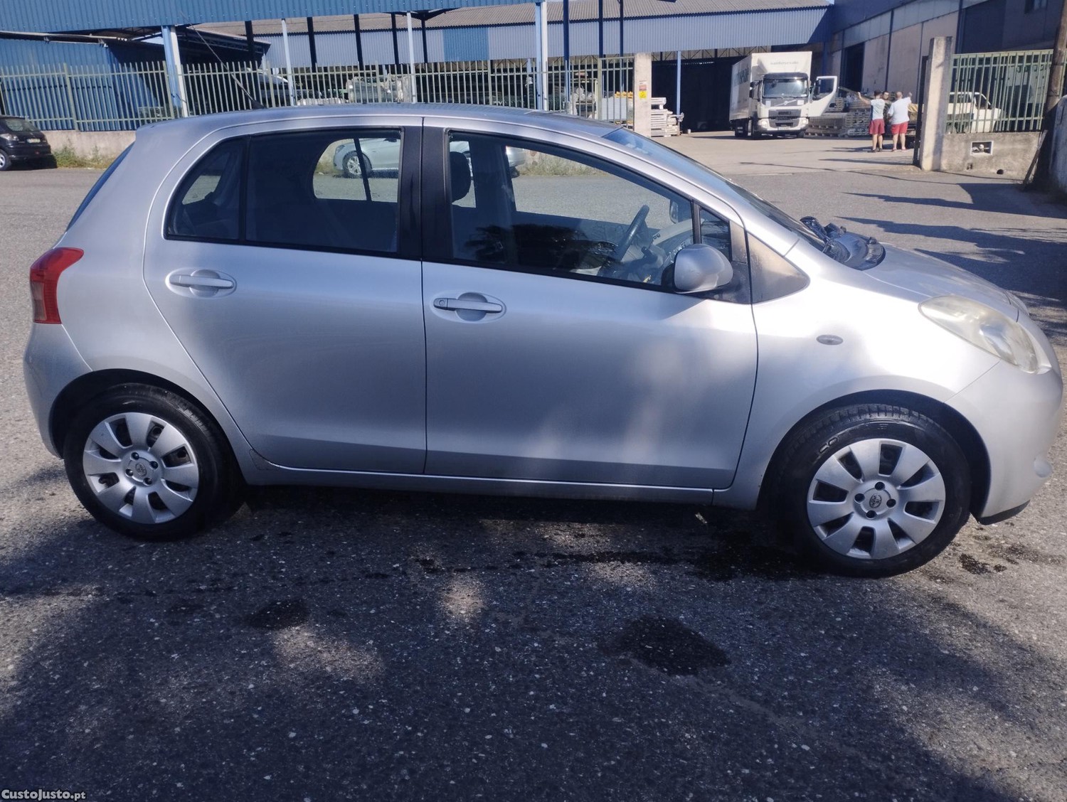 Toyota Yaris sol — fotografia 3