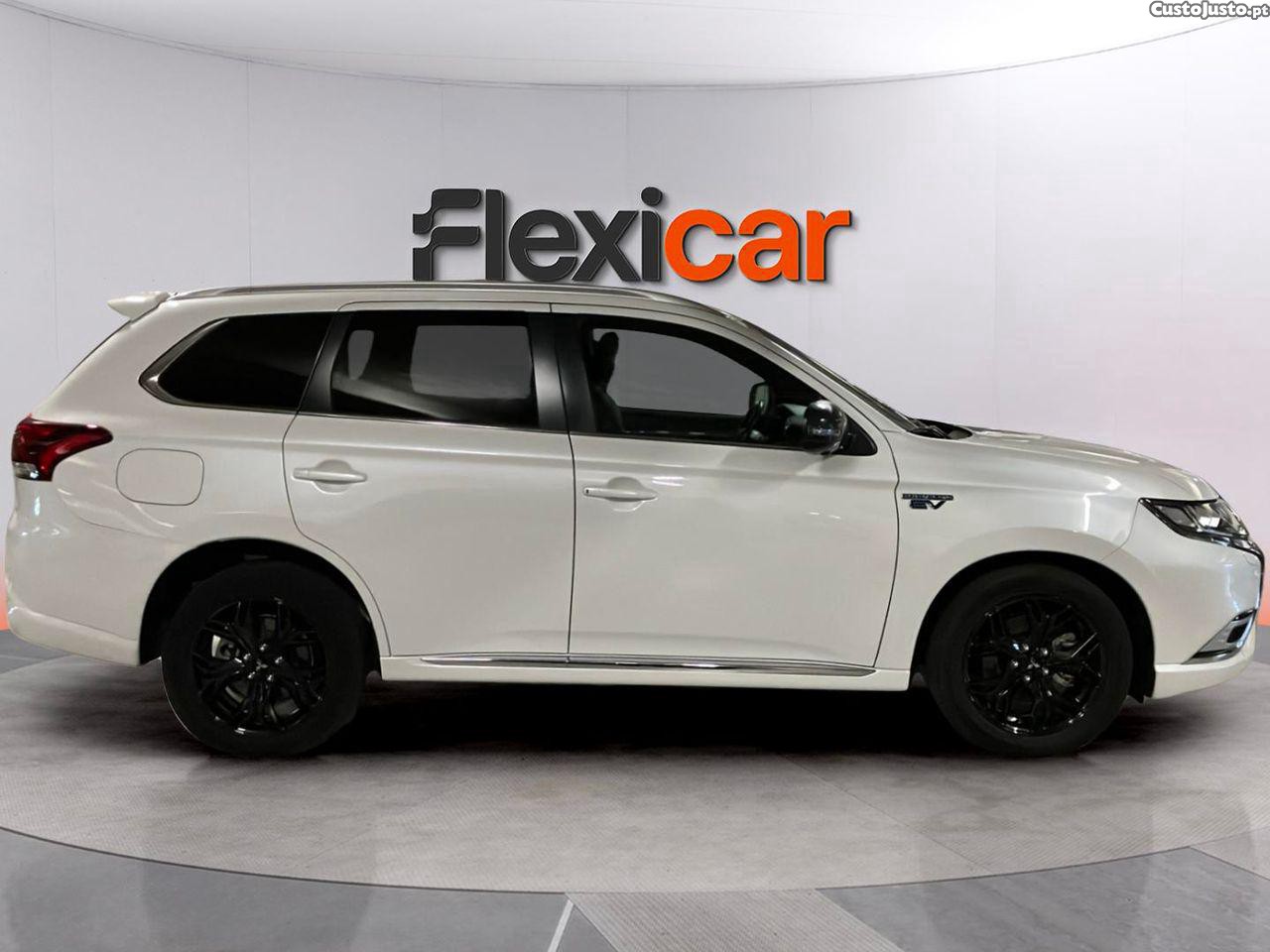 Mitsubishi Outlander 2.4 PHEV Instyle — fotografia 20