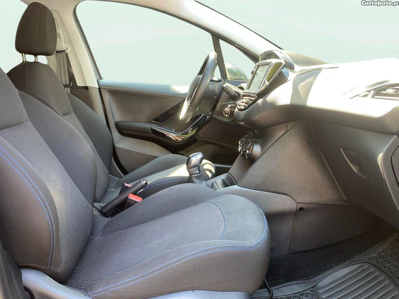 Peugeot 208 1.2 PureTech Signature — fotografia 5