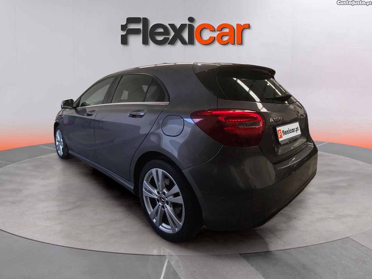 Mercedes-Benz A 180 d Urban Aut. — fotografia 15