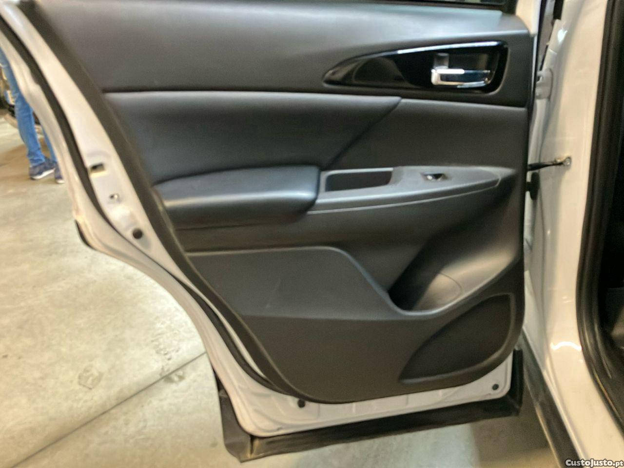 Mitsubishi Eclipse Cross 2.4 PHEV eMotion — fotografia 3
