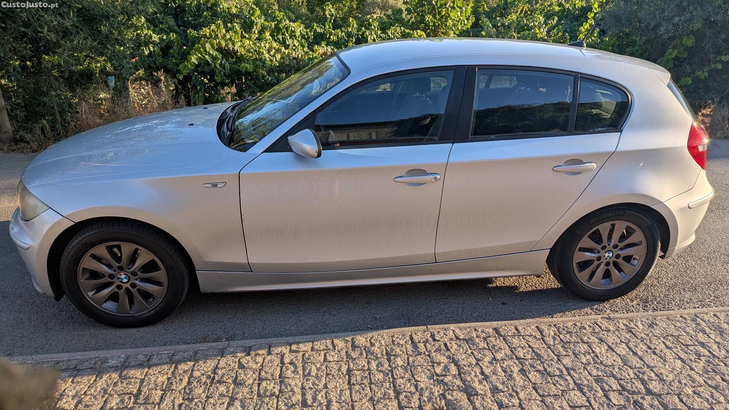 BMW 118 com kit Corrente Distribuição, bomba de água, polia da cambota mudados (TUDO com fatura) — fotografia 3