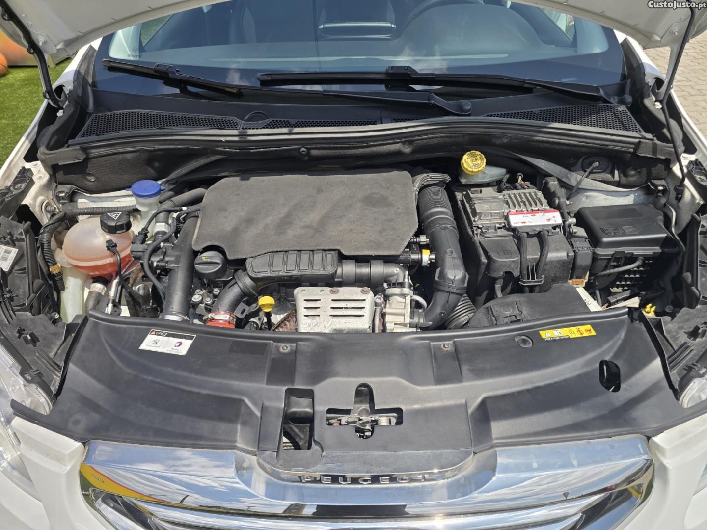 Peugeot 2008 1.2 PureTech Allure — fotografia 10