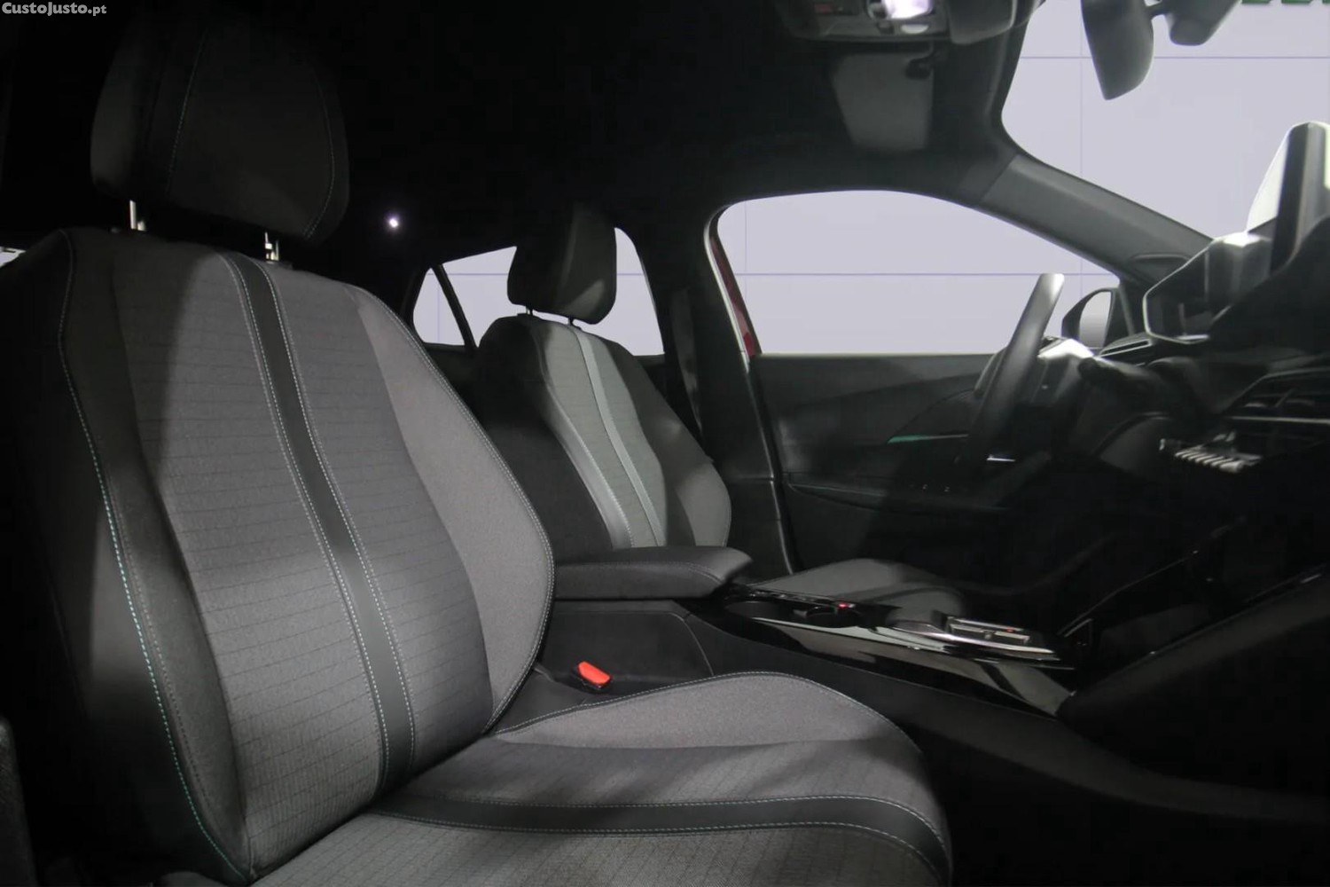 Peugeot e-2008 50 kWh Allure — fotografia 3