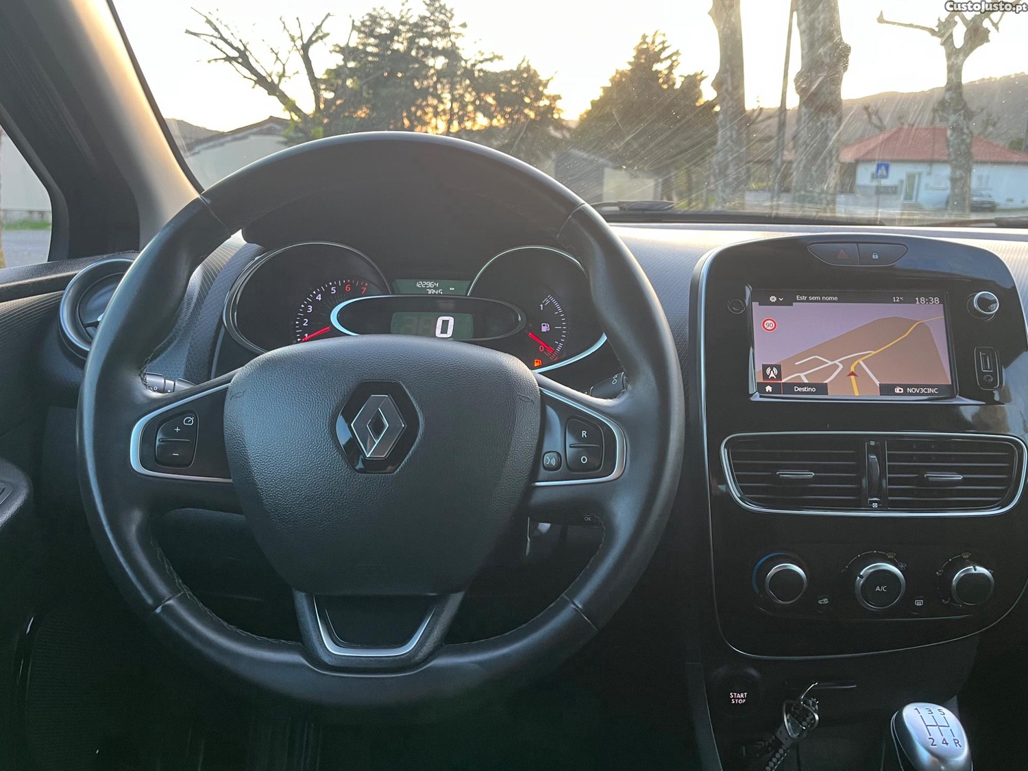 Renault Clio 0.9 TCE Limited Edition — fotografia 4