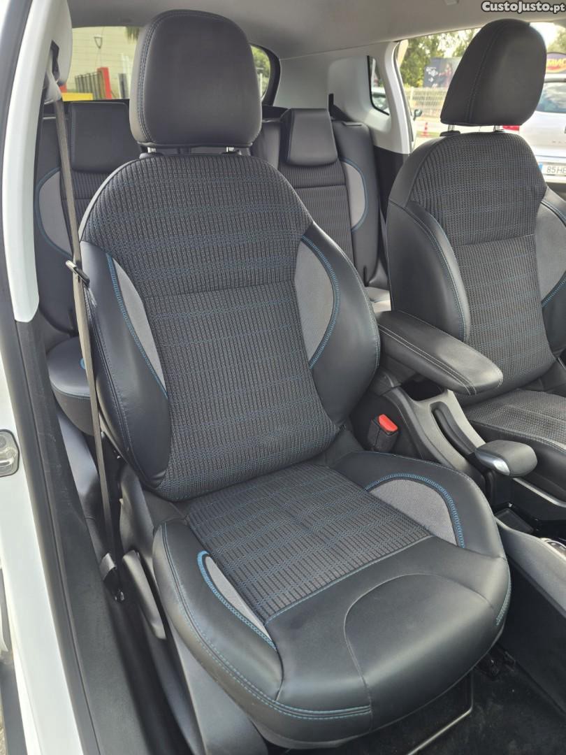Peugeot 2008 1.2 PureTech Allure — fotografia 4