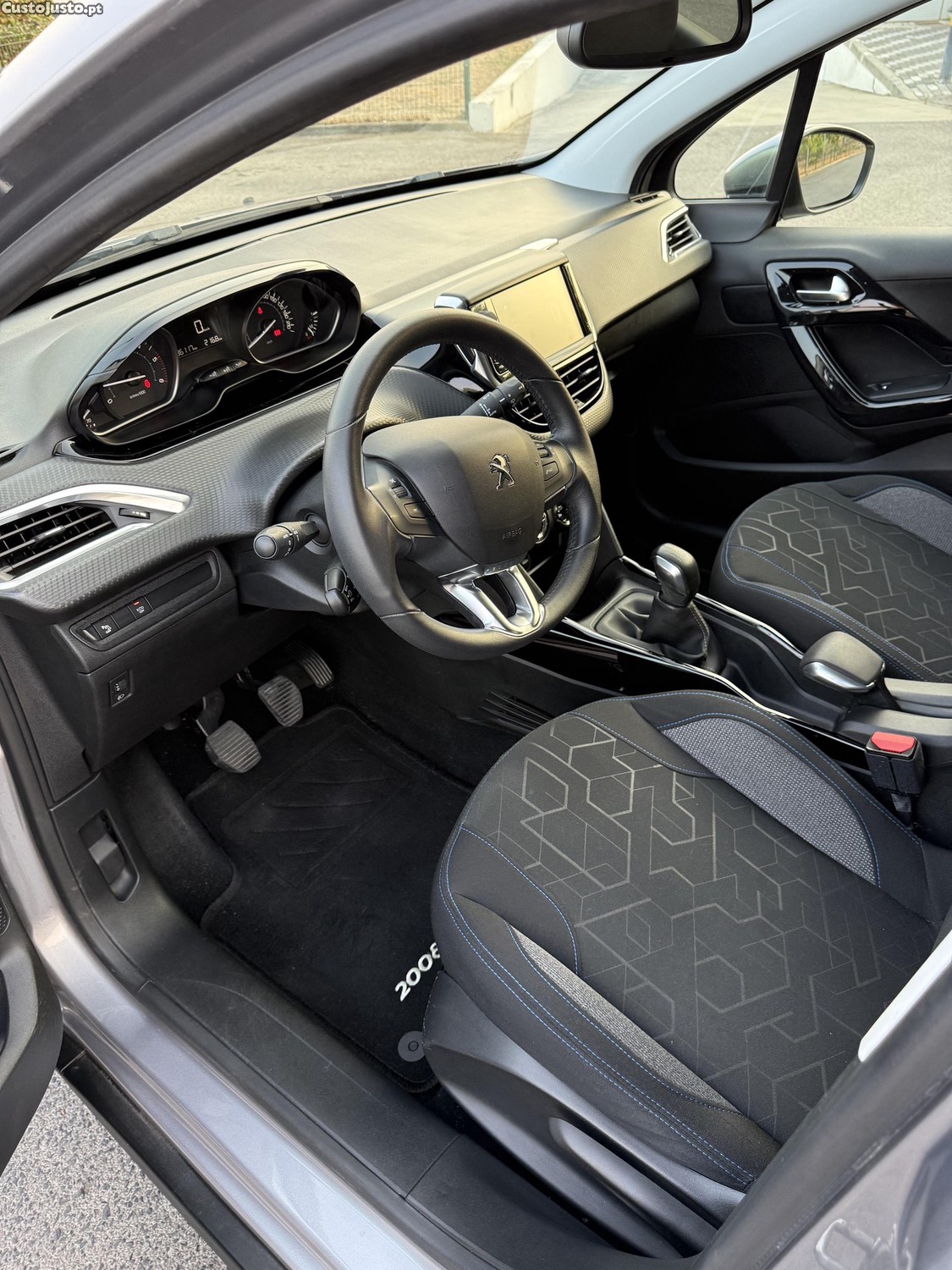 Peugeot 2008 Signature 1.5HDI — fotografia 10