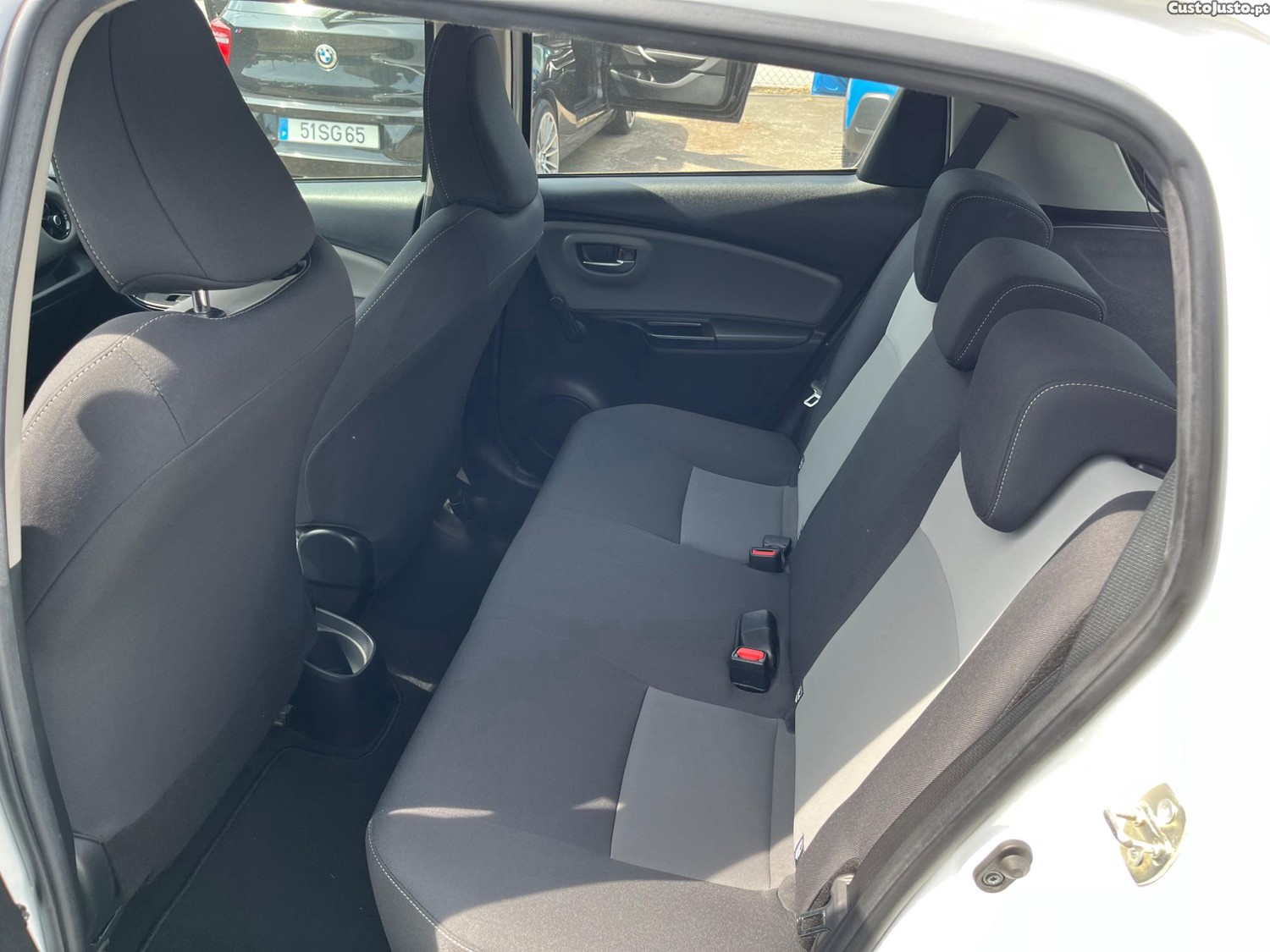 Toyota Yaris Citadino — fotografia 3