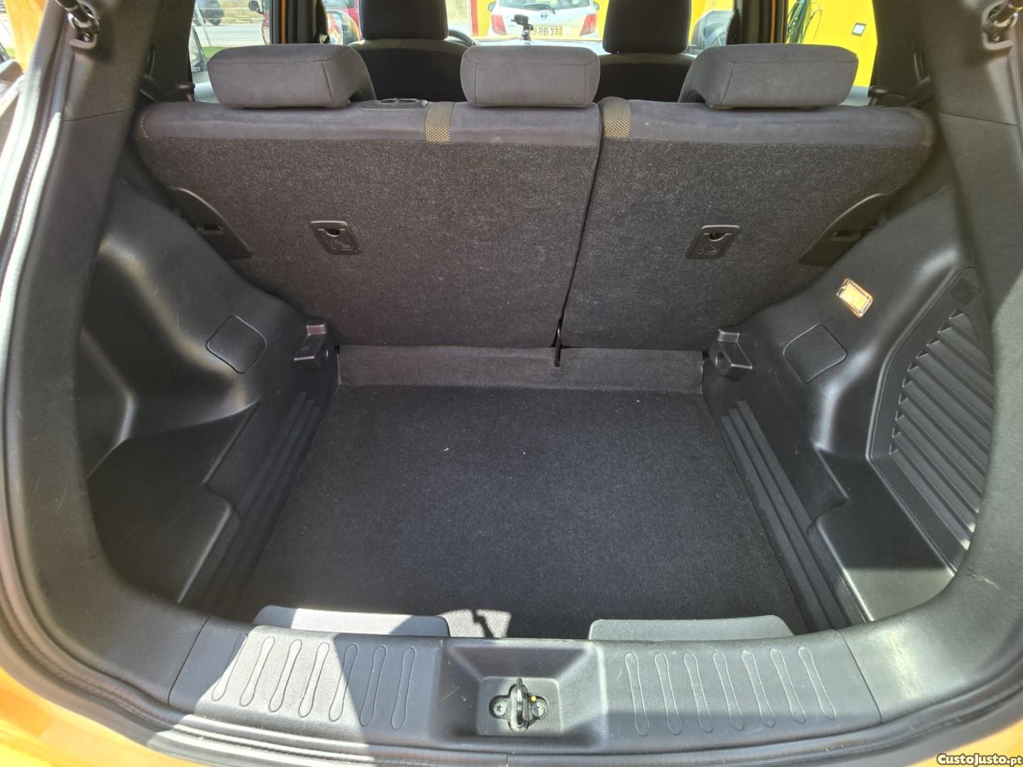 Nissan Juke 1.6 DIG-T Tekna Premium Ext.1 Yellow S. — fotografia 13