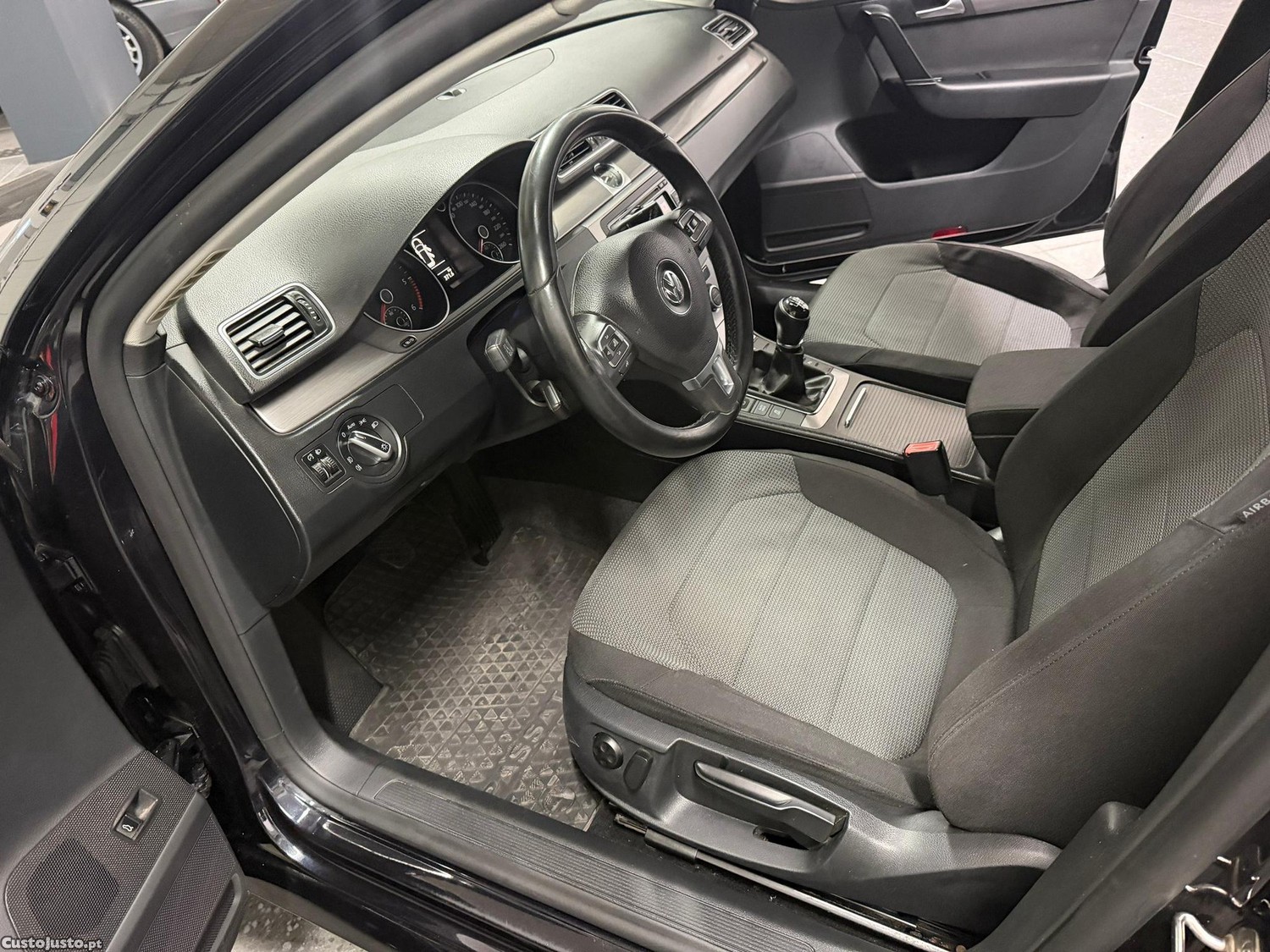 Volkswagen Passat 1.6 TDI Confortline — fotografia 13