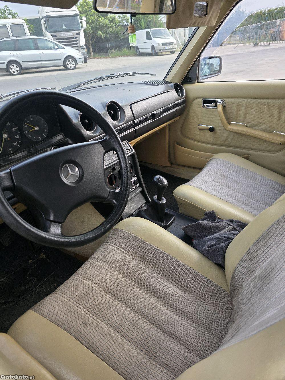 Mercedes-Benz 300 W123 — fotografia 5