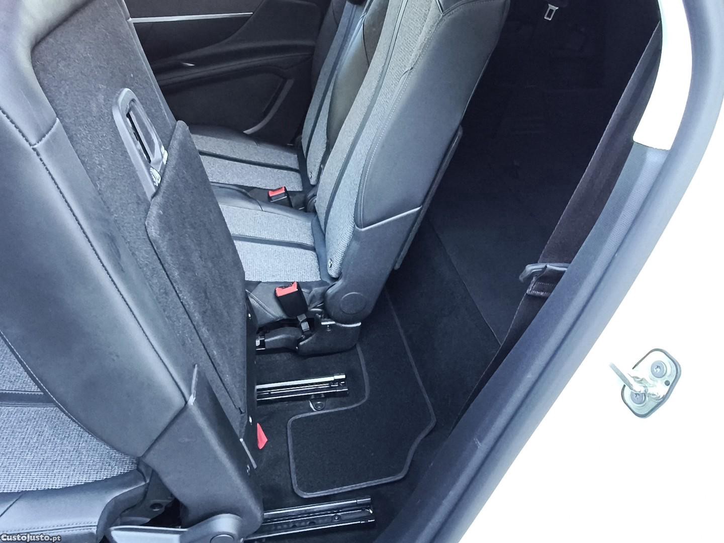 Peugeot 5008 1.2 PureTech Allure Pack EAT8 — fotografia 4