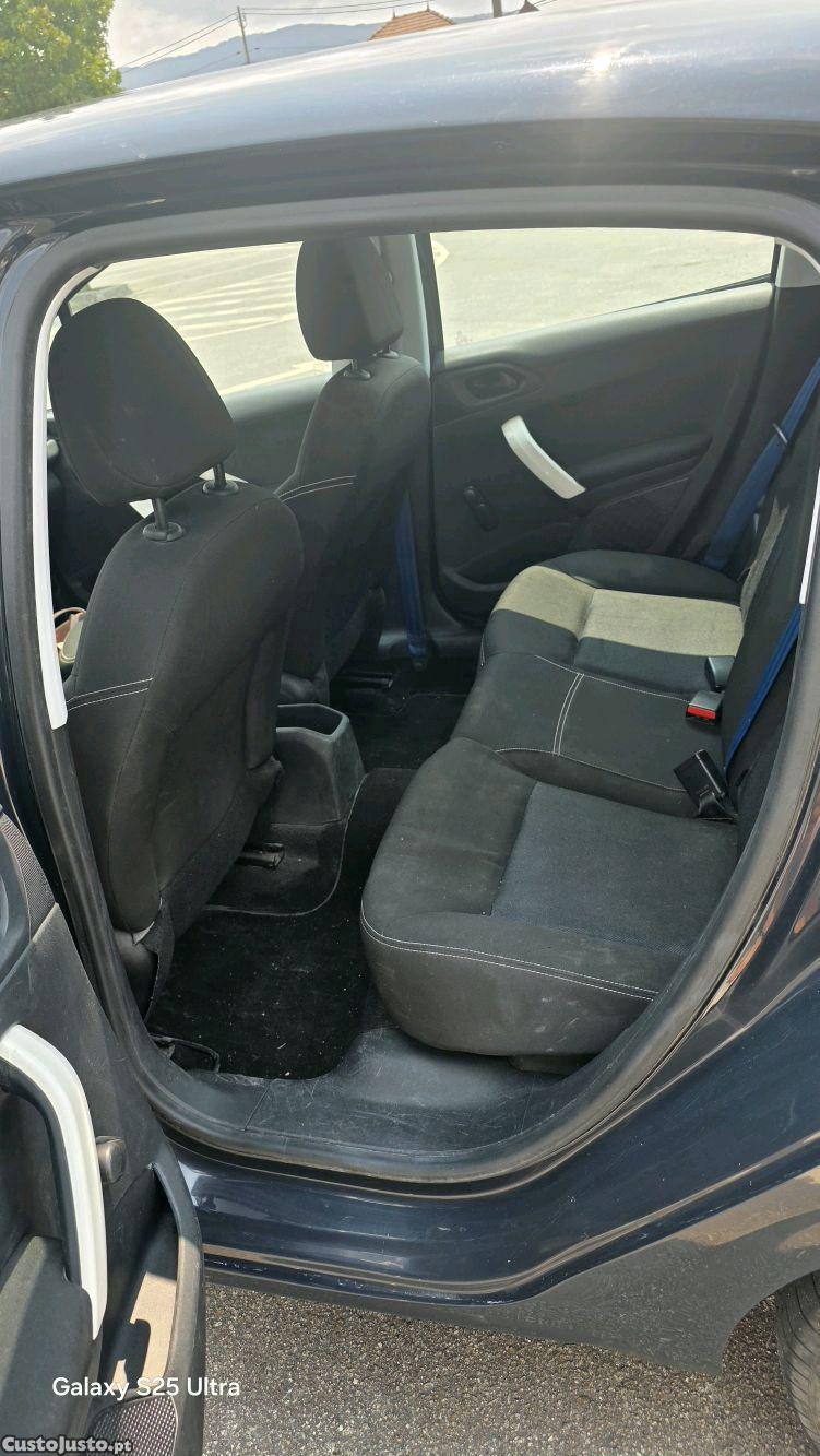 Peugeot 208 1.2 PureTech — fotografia 3