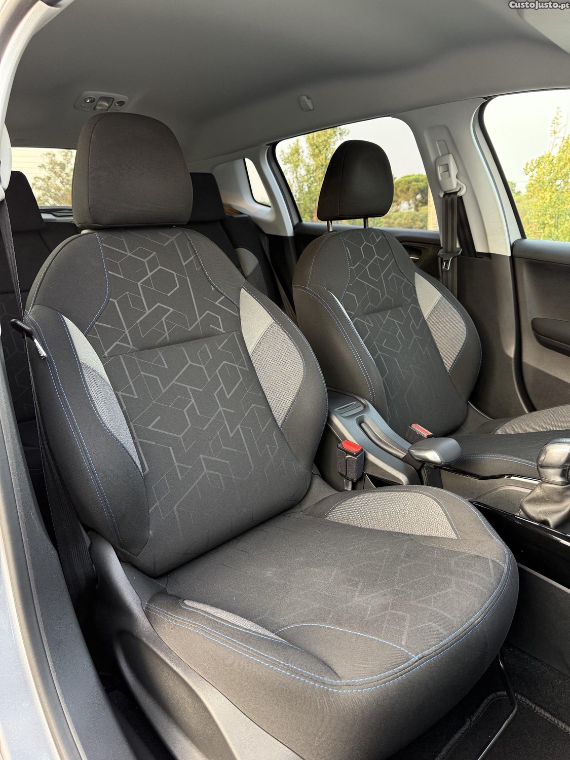 Peugeot 2008 Signature 1.5HDI — fotografia 3