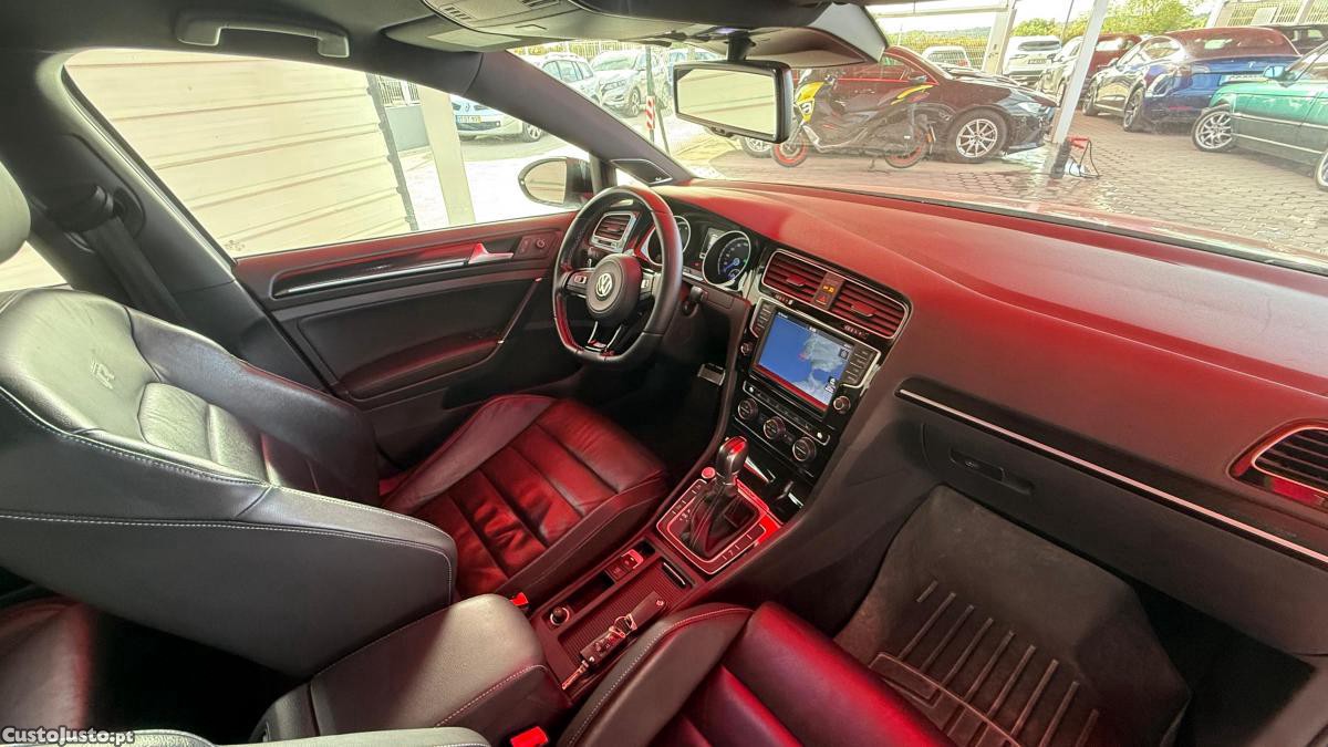 Volkswagen Golf 2.0 TSi R — fotografia 3