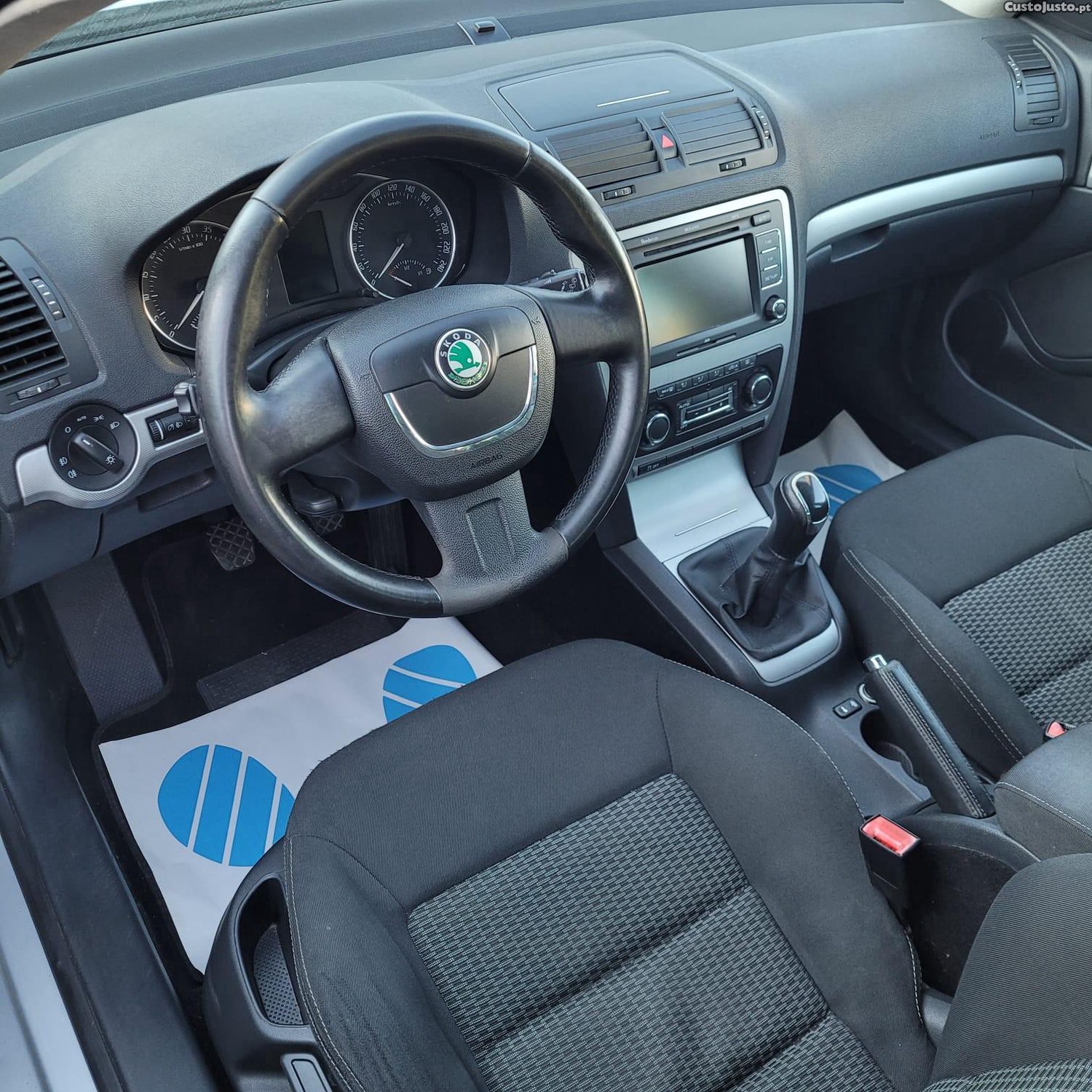 Skoda Octavia 1.6 TDi Sportline — fotografia 14