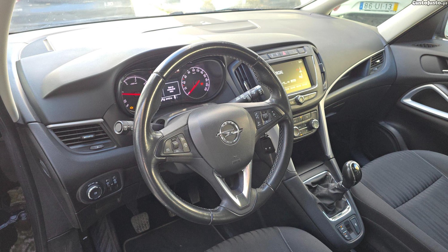 Opel Zafira Tourer 7 Lugares — fotografia 4
