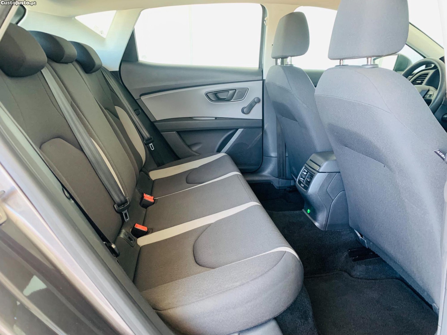 SEAT Leon 1.6 TDi Style — fotografia 3