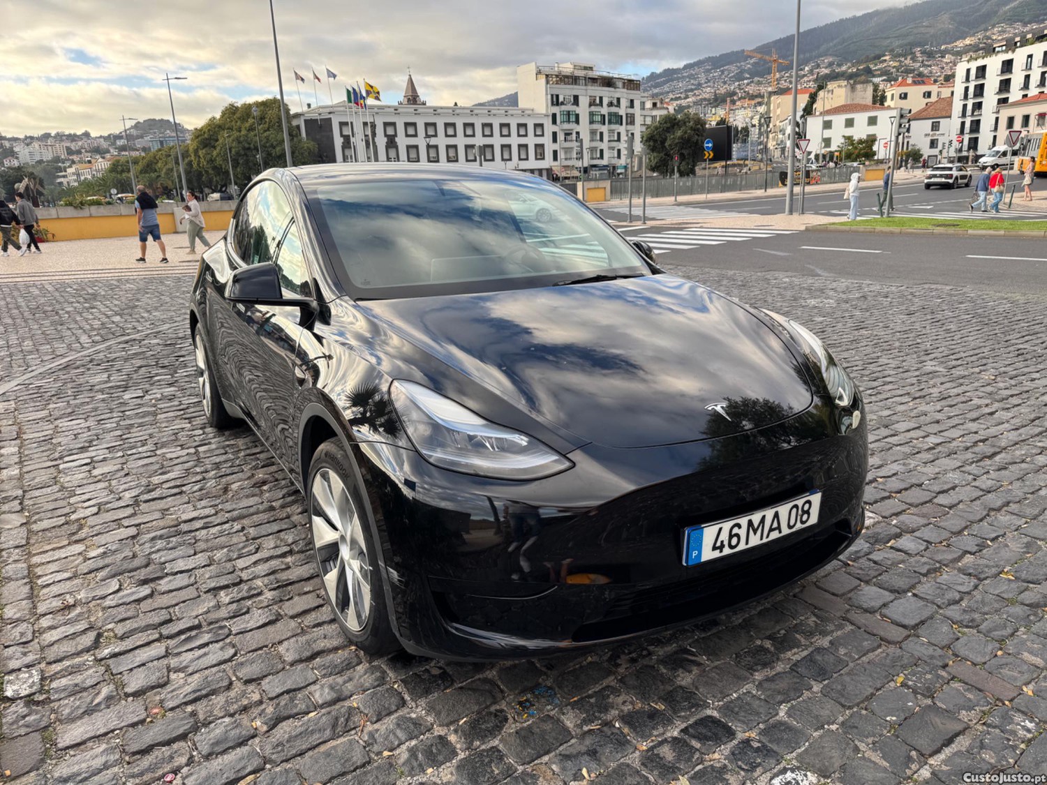 Tesla Model Y Long-Range — fotografia 2