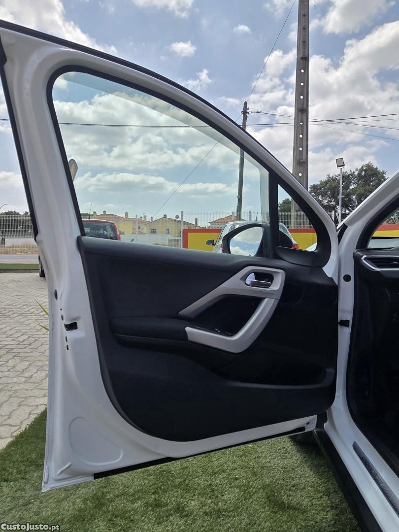 Peugeot 2008 1.2 PureTech Allure — fotografia 9