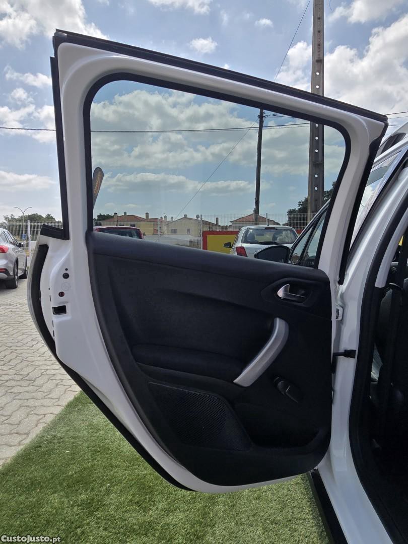 Peugeot 2008 1.2 PureTech Allure — fotografia 8