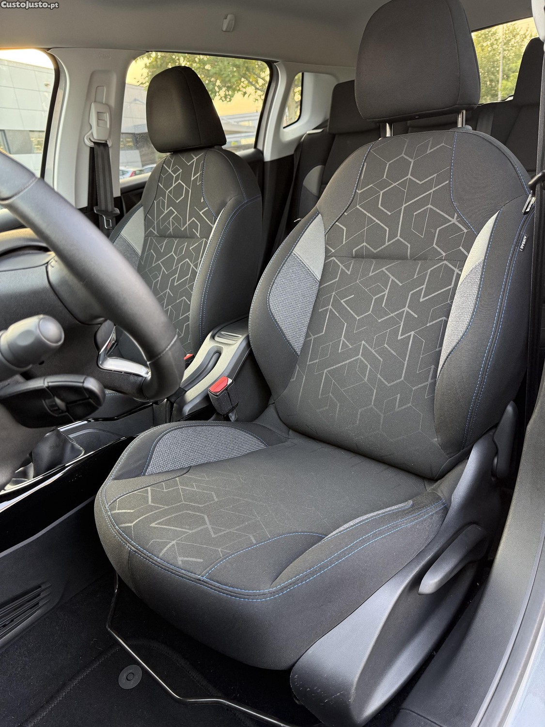 Peugeot 2008 Signature 1.5HDI — fotografia 8
