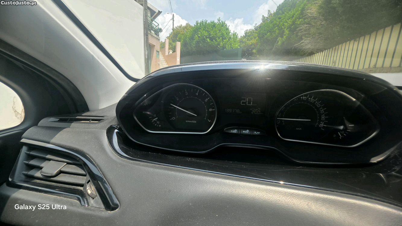 Peugeot 208 1.2 PureTech — fotografia 6