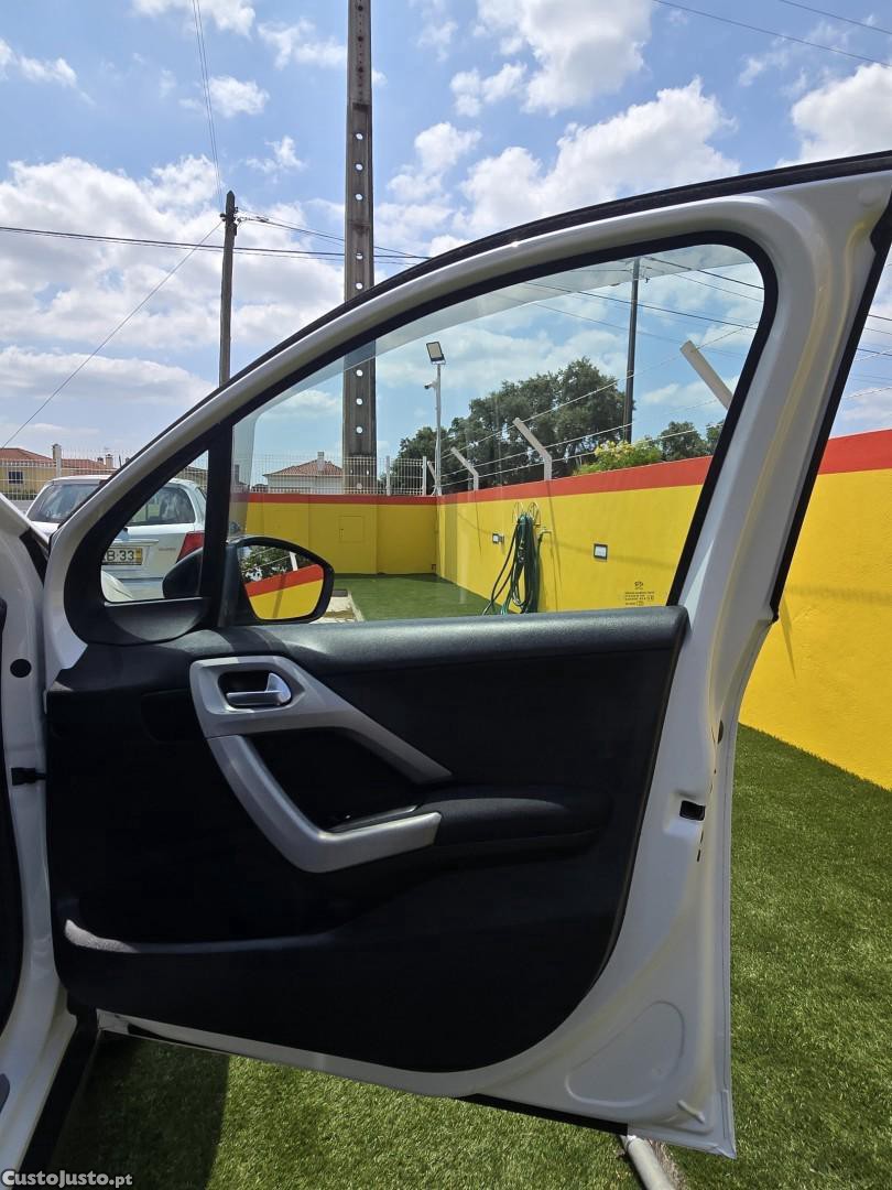 Peugeot 2008 1.2 PureTech Allure — fotografia 6