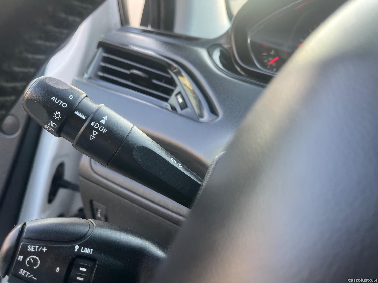 Peugeot 208 Allure 1.4 HDI — fotografia 6