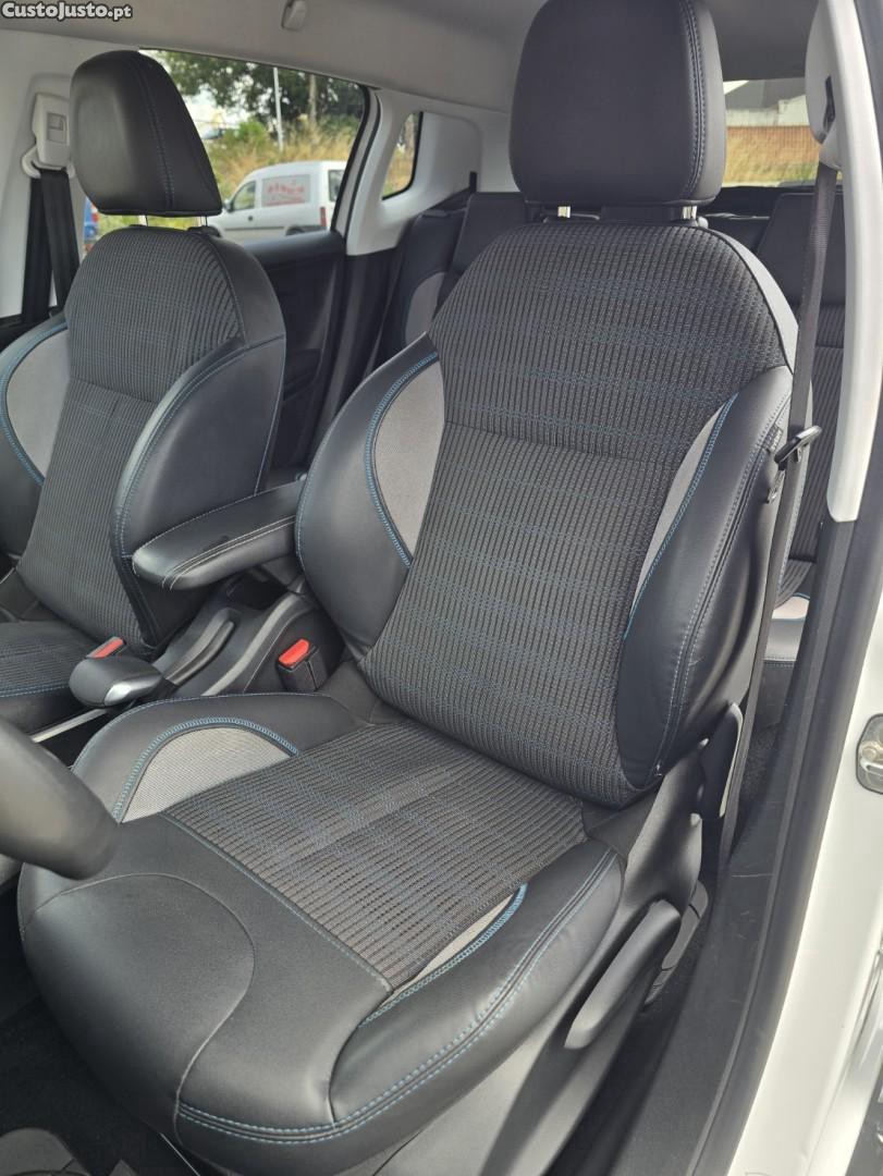 Peugeot 2008 1.2 PureTech Allure — fotografia 5