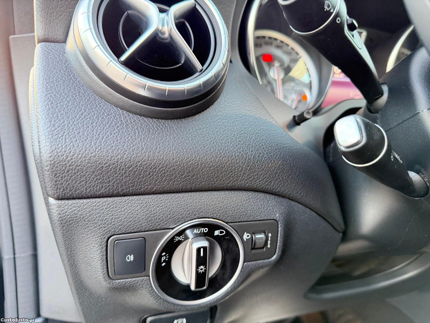Mercedes-Benz CLA 200 d Aut. — fotografia 9