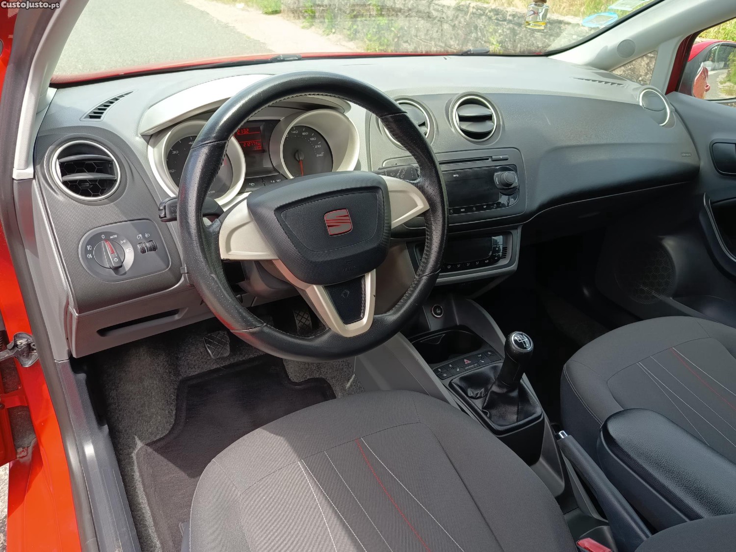 SEAT Ibiza 1.6 TDI 90cv FR COPA — fotografia 2