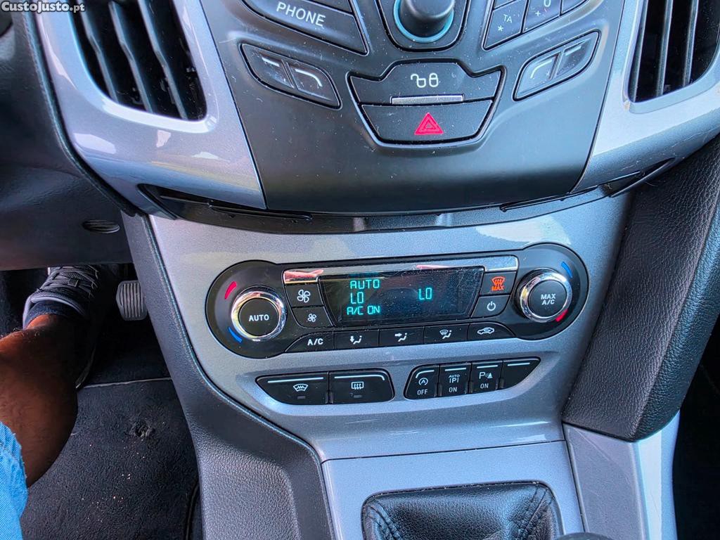 Ford Focus Sw 1.6TDCi 105Cv 10/2013 — fotografia 3