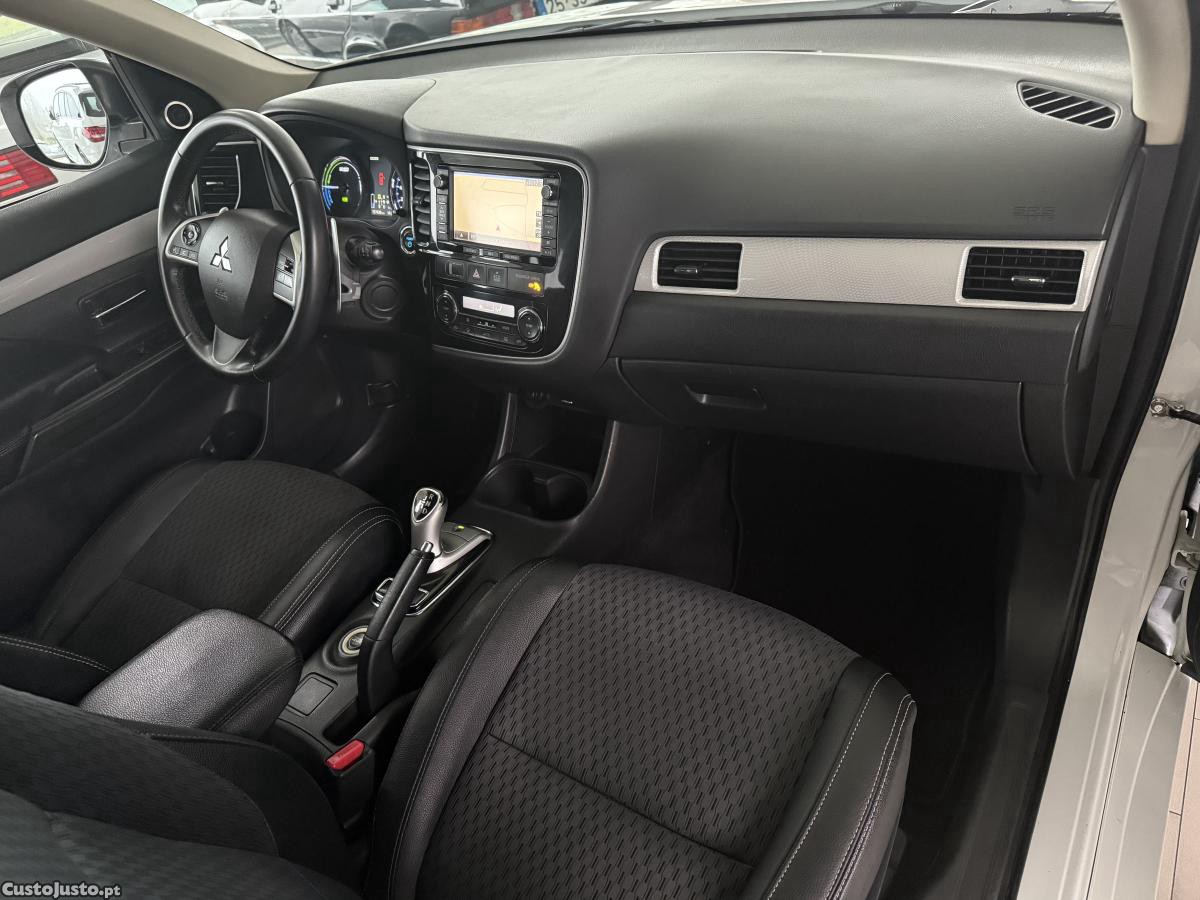 Mitsubishi Outlander 2.0 PHEV Intense Navi - 15 foto 4