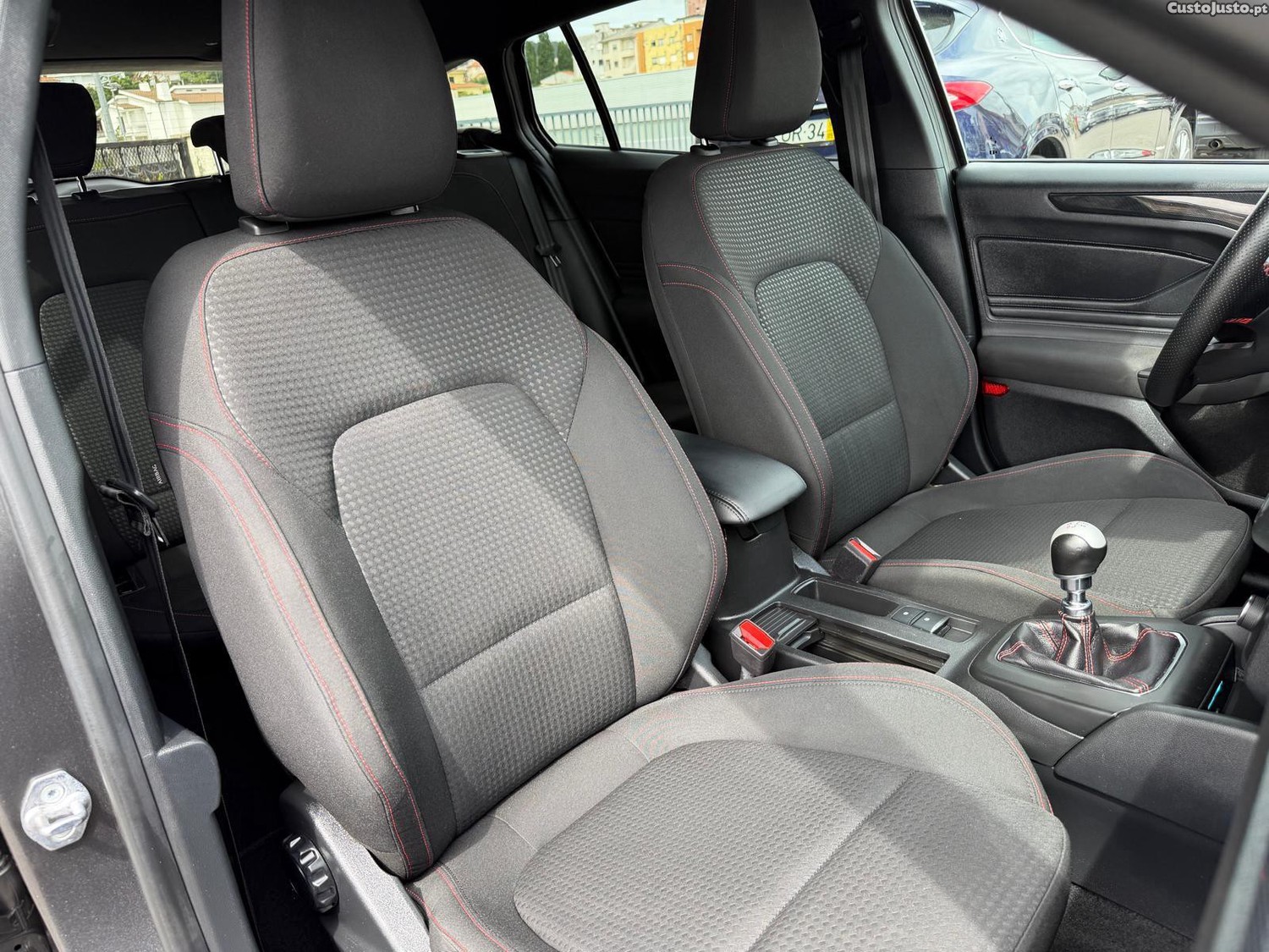 Ford Focus SW 1.0 EcoBoost MHEV ST-Line — fotografia 10