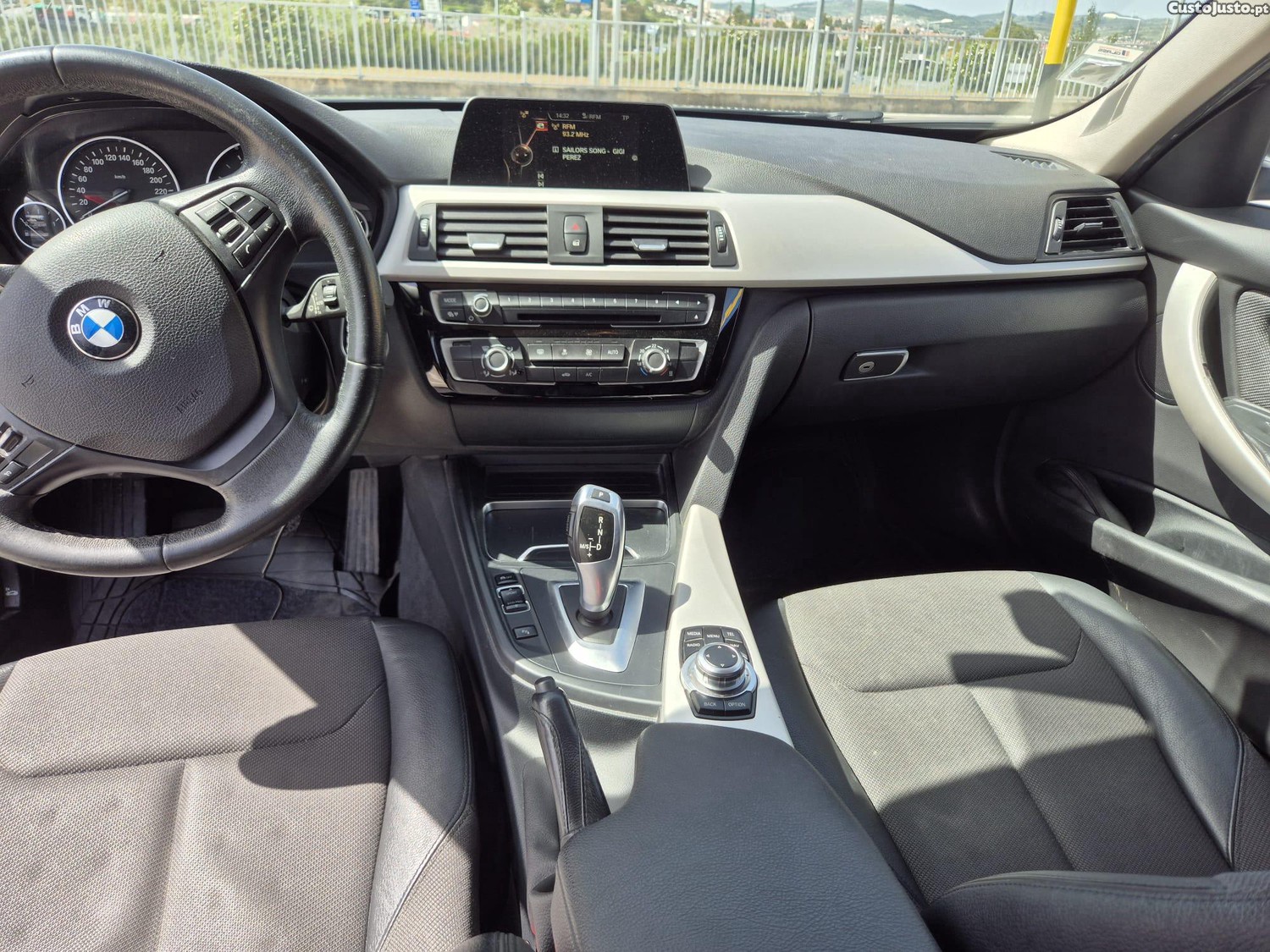 BMW 320 D Touring Advantage Auto — fotografia 2