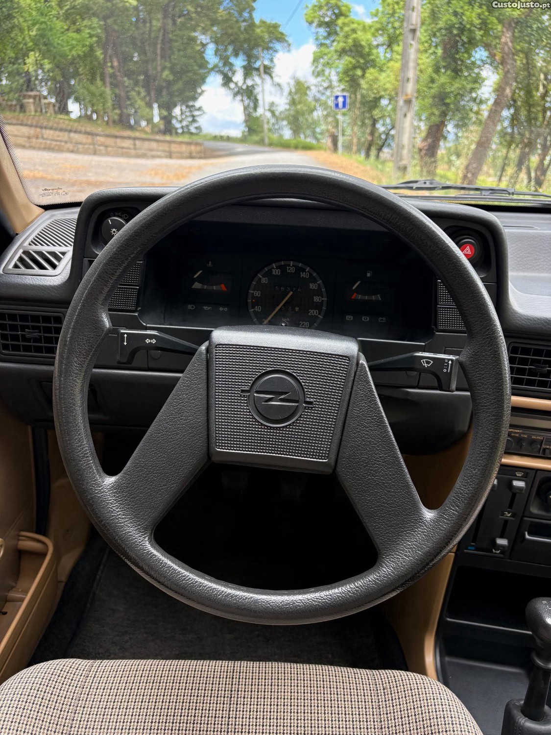 Opel Kadett E LS 1.2 S gasolina 55cv — fotografia 11