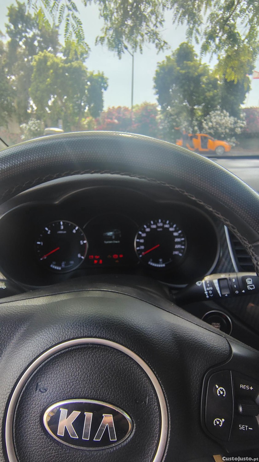 Kia Carens 7 l — fotografia 5