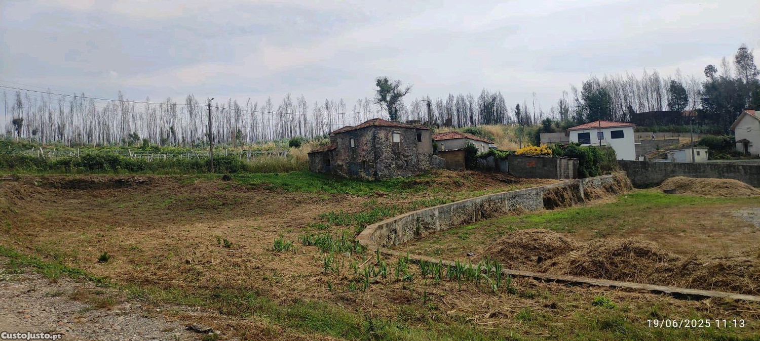 Terreno e Casa Antiga para recuperar