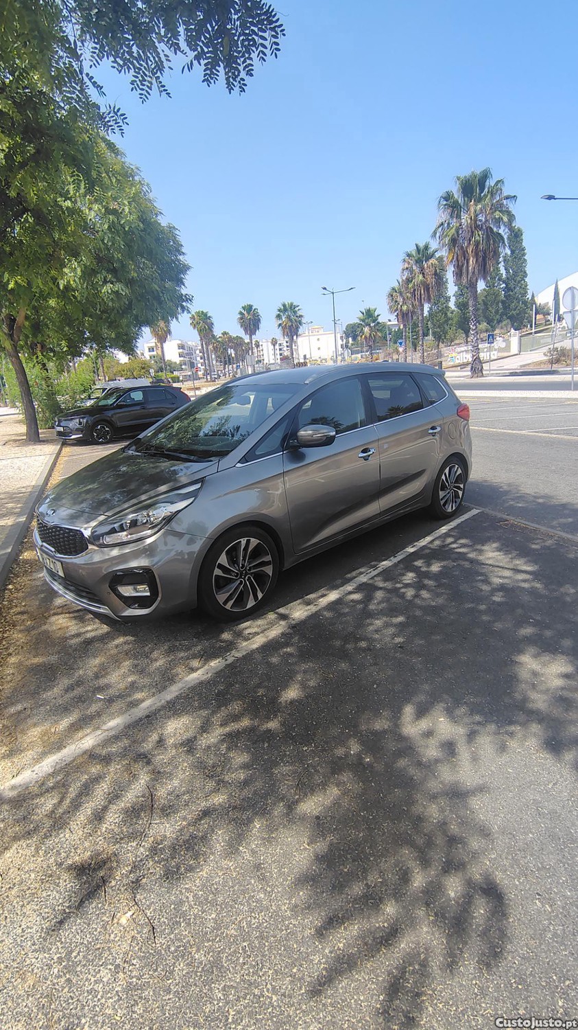 Kia Carens 7 l — fotografia 11