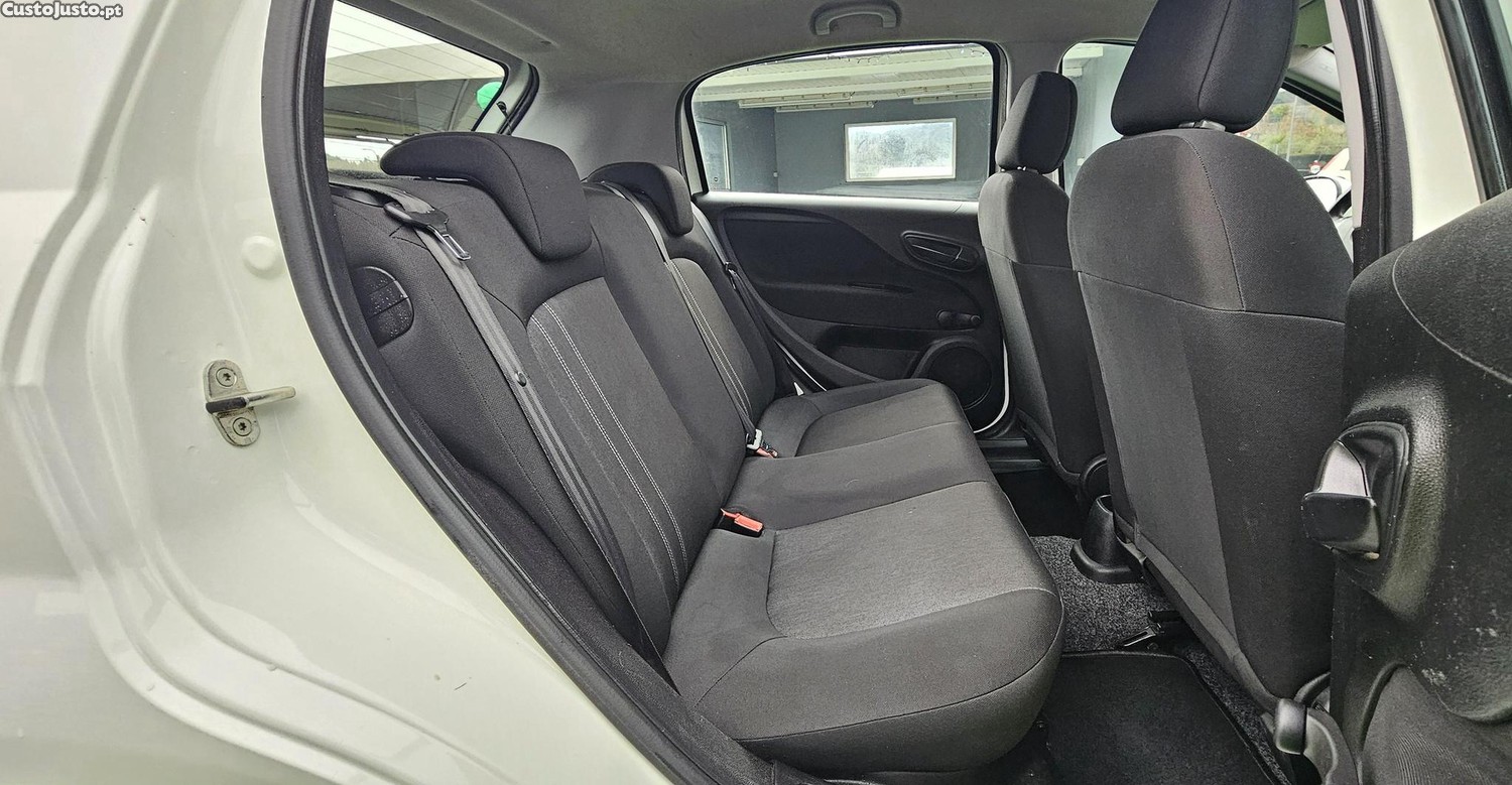 Fiat Punto 1.2 Lounge S&S Nacional — fotografia 3
