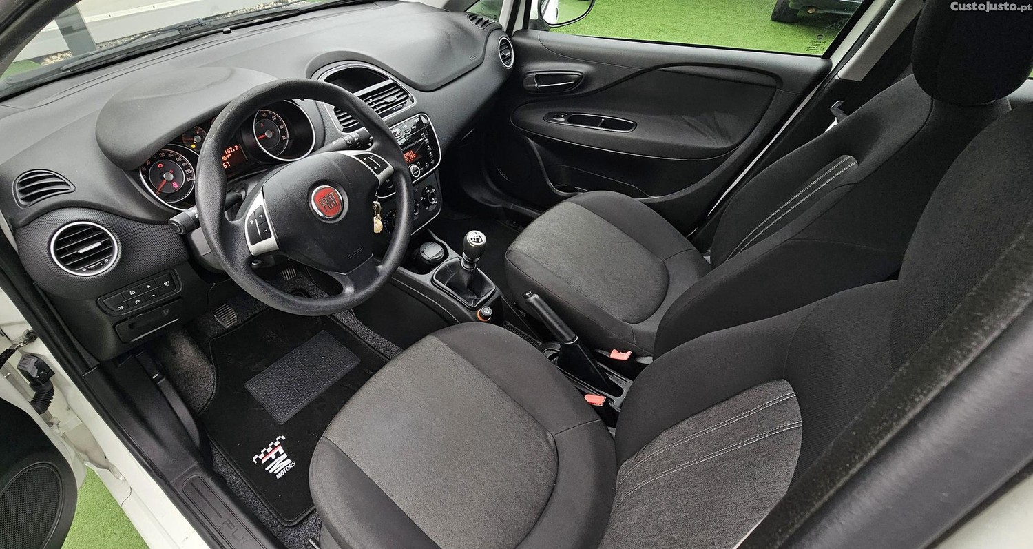 Fiat Punto 1.2 Lounge S&S Nacional — fotografia 11