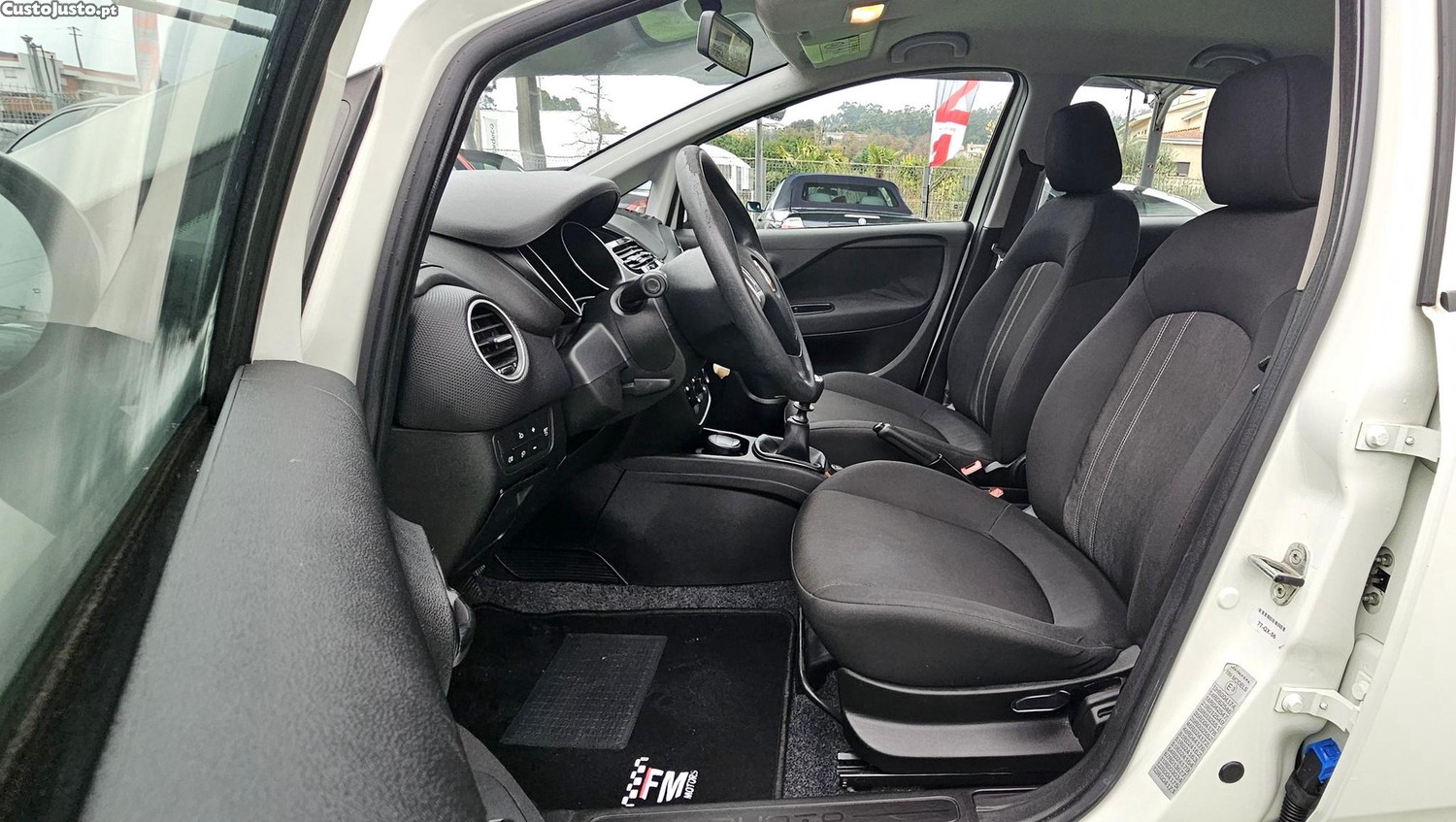 Fiat Punto 1.2 Lounge S&S Nacional — fotografia 12