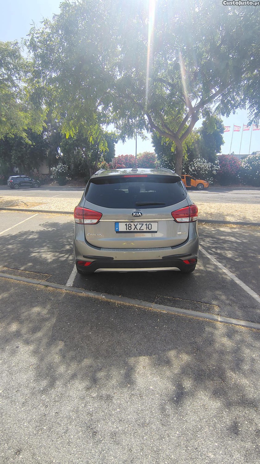 Kia Carens 7 l — fotografia 9