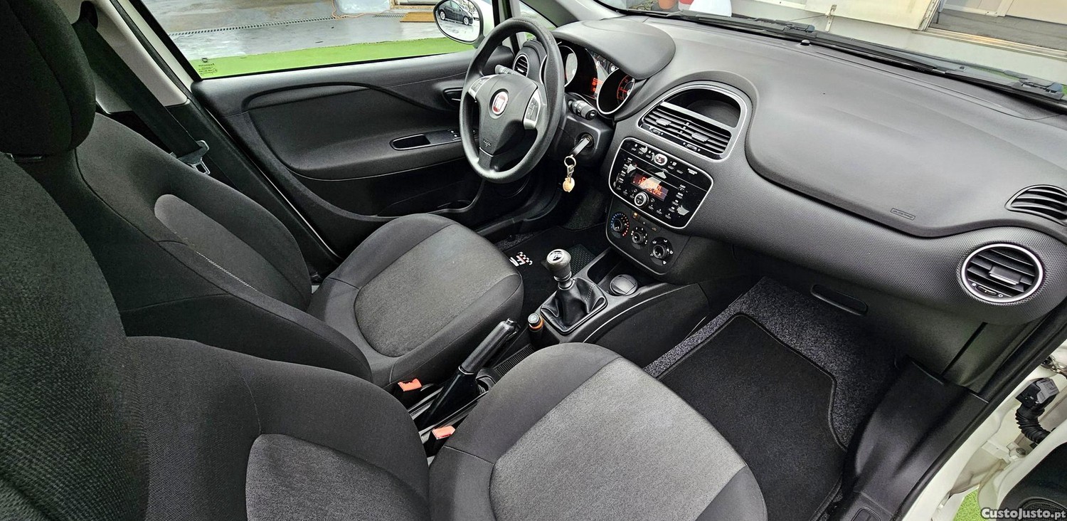 Fiat Punto 1.2 Lounge S&S Nacional — fotografia 5