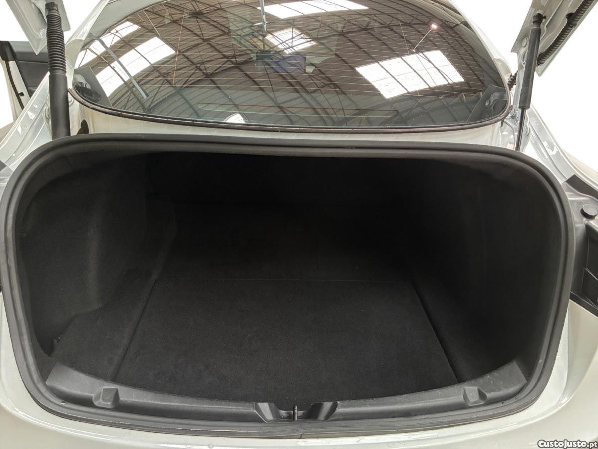 Tesla Model 3 Standard Range Plus RWD — fotografia 3