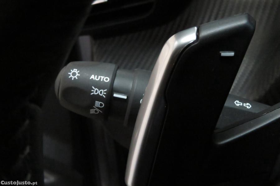 Peugeot 2008 1.2 PureTech Allure — fotografia 4