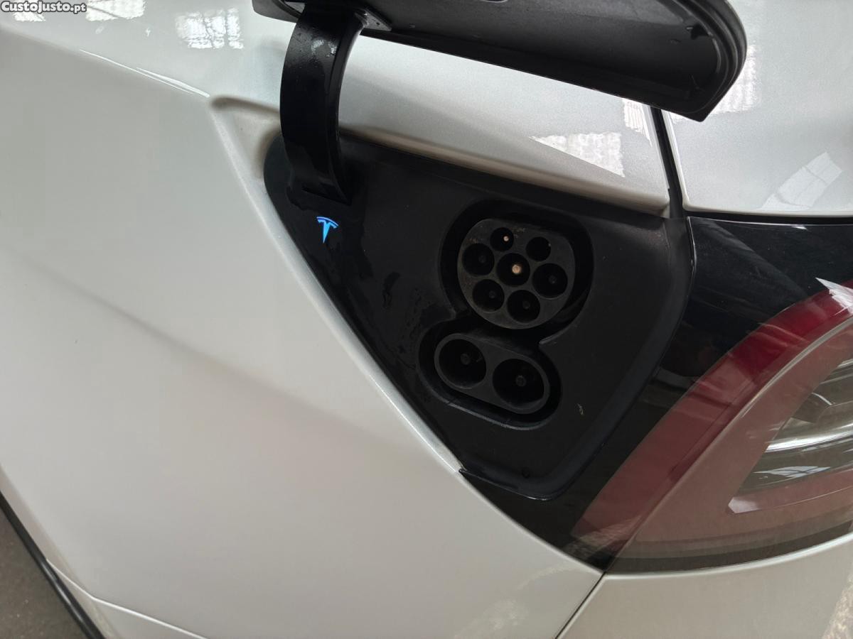 Tesla Model 3 Standard Range Plus RWD — fotografia 2