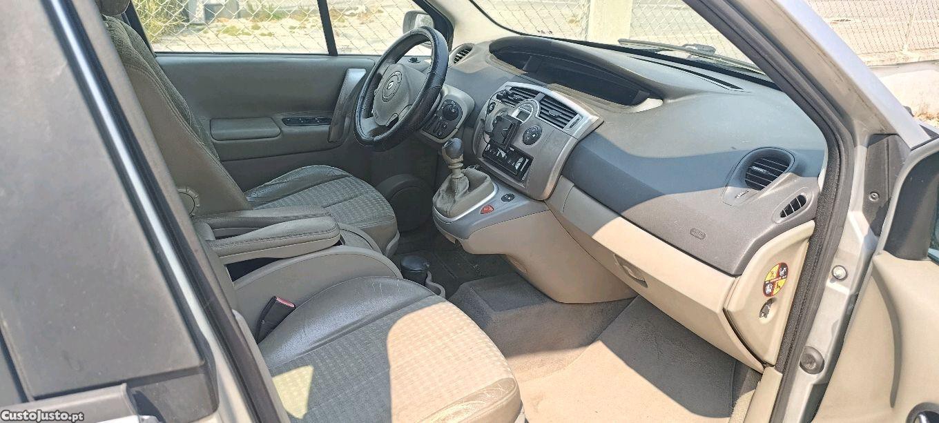 Renault Grand Scénic 1.5dci — fotografia 8