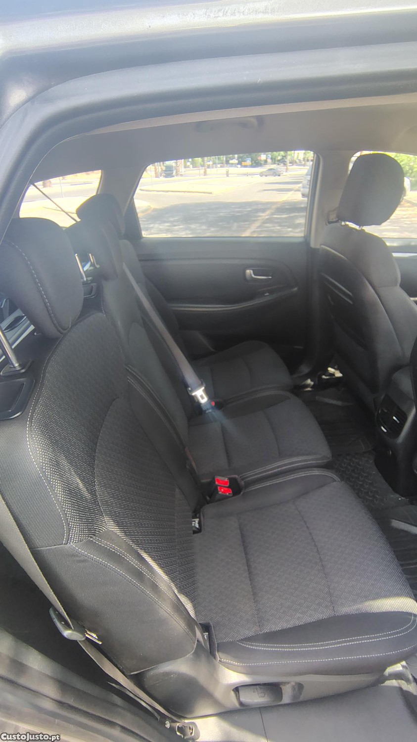 Kia Carens 7 l — fotografia 7